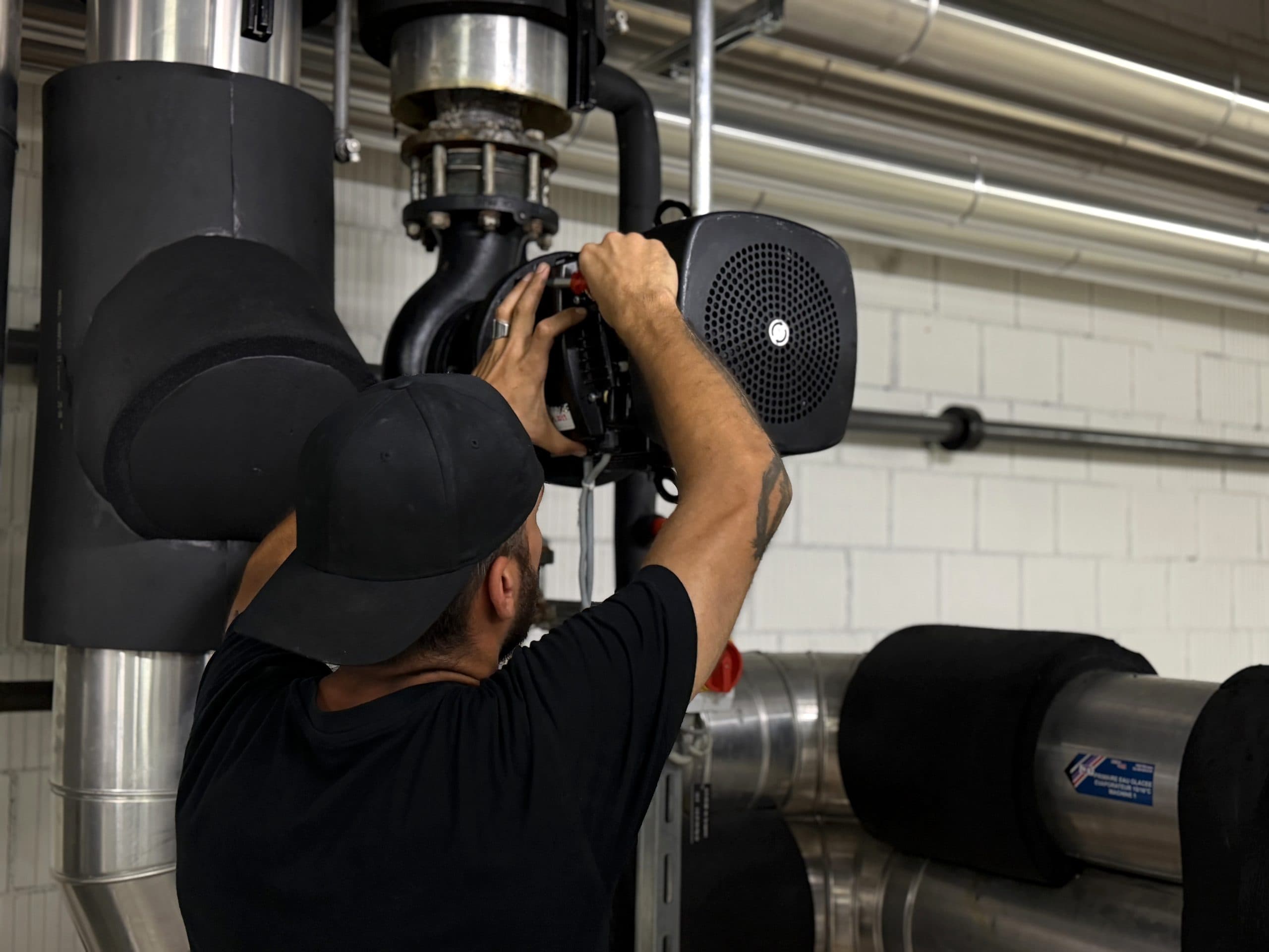 Technicien VCS en intervention de dépannage sur une pompe