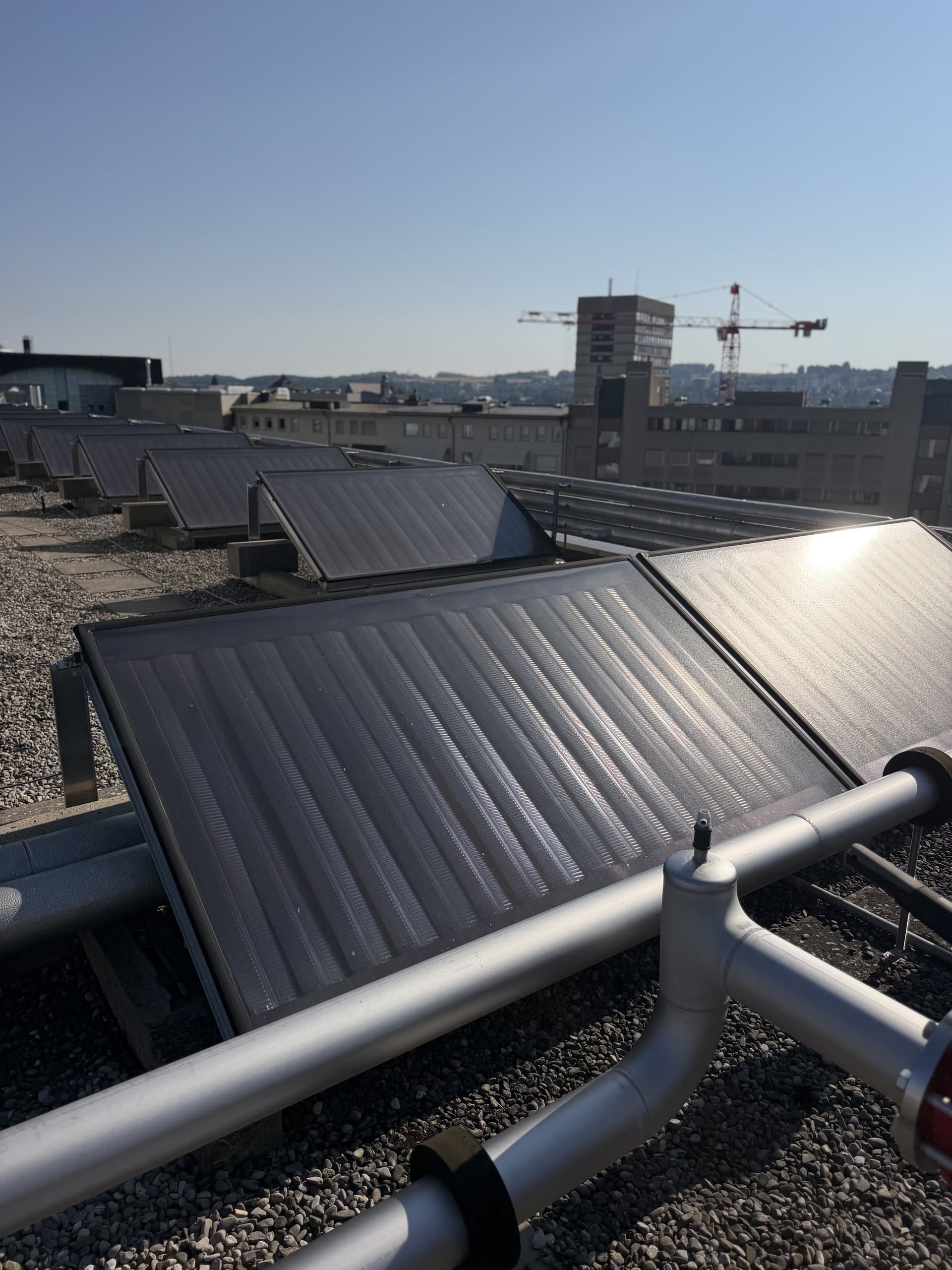 Capteurs solaires thermiques sur une toiture, entretenus par VCS Maintenance